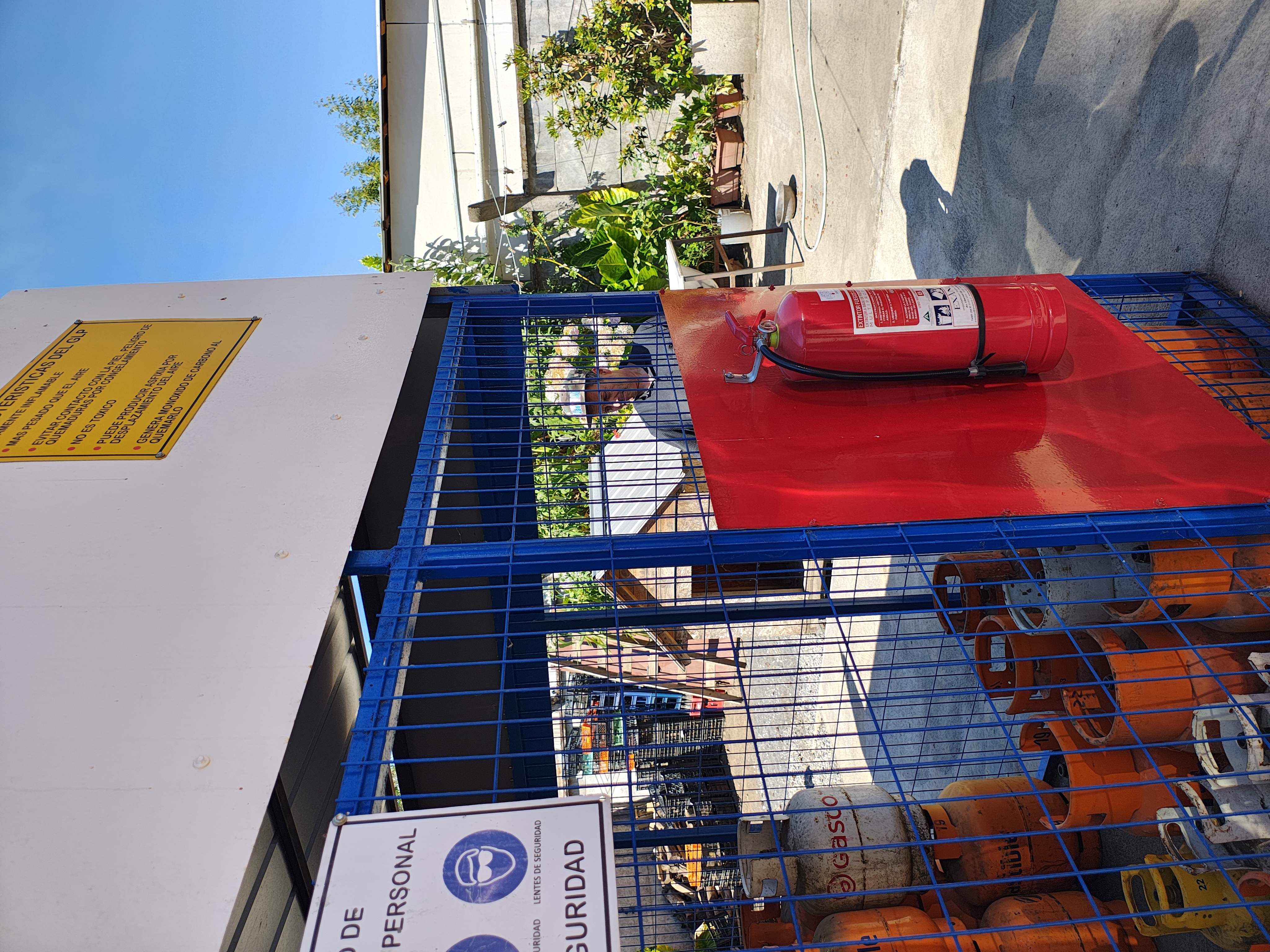 Recinto de cilindros de gas con reja, señalización y extintor